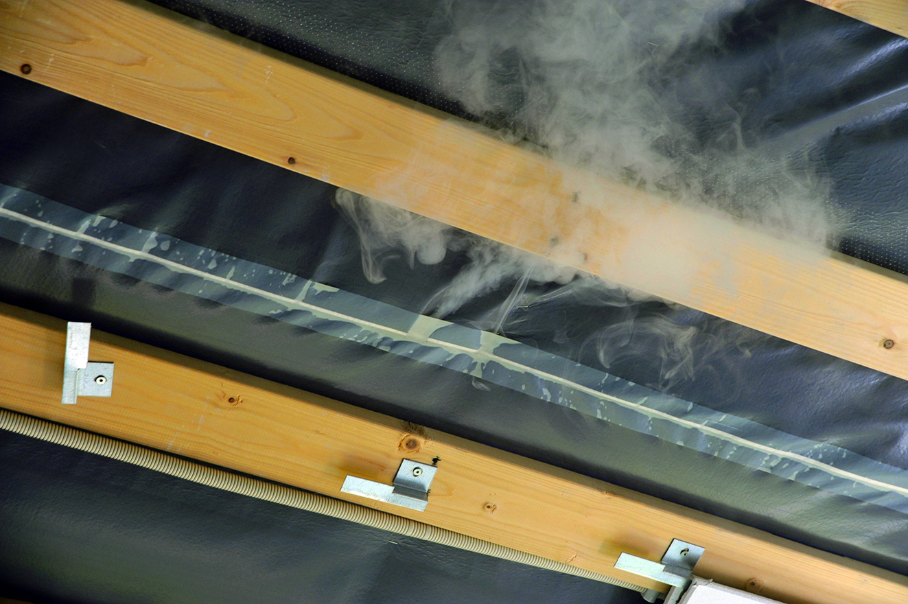 Figur 11 viser et eksempel på utætheder i dampspærre på grund af ukorrekt samling