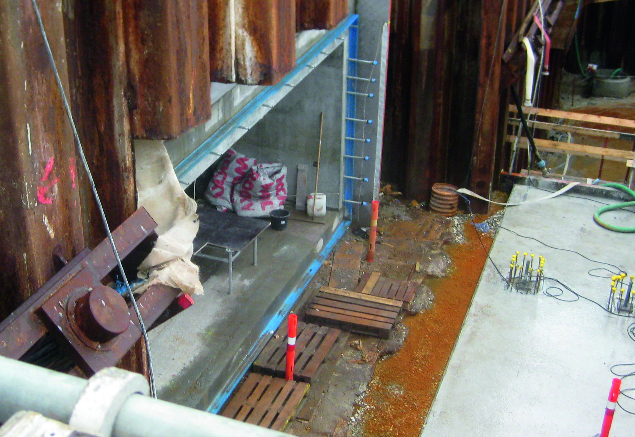 Figur 62 viser åbning i kældervæg med synligt sammenhængende (blåt) fugebånd i dilatationsfuge. 